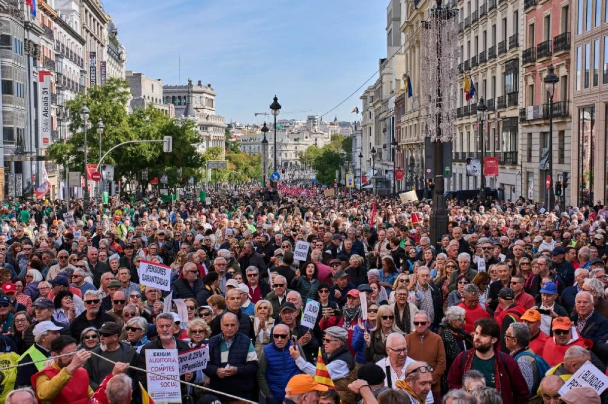 متقاعدون ومؤيدون لهم يسيرون في مظاهرة دفاعاً عن حقوقهم التقاعدية في مدريد بإسبانيا، (أ ب)