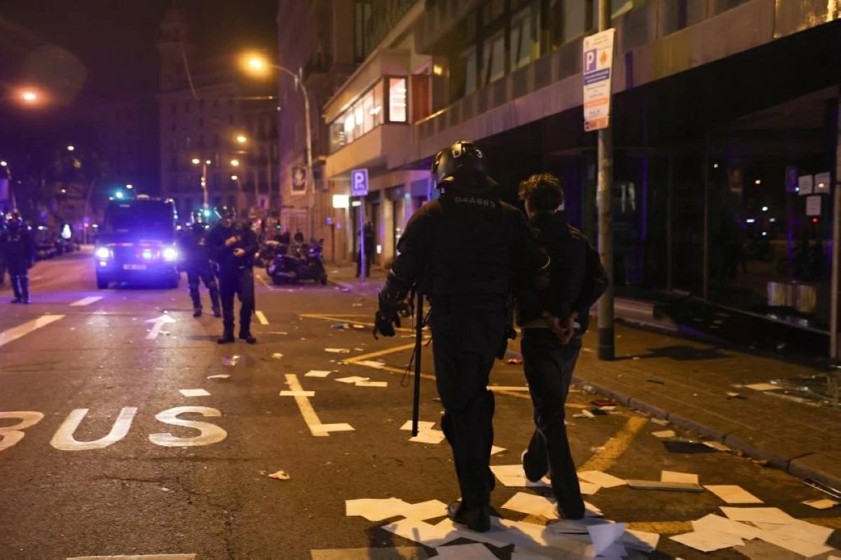 الشرطة الإسبانية توقف 128 شخصاً في برشلونة إثر أعمال نهب وتخريب (فيديو)