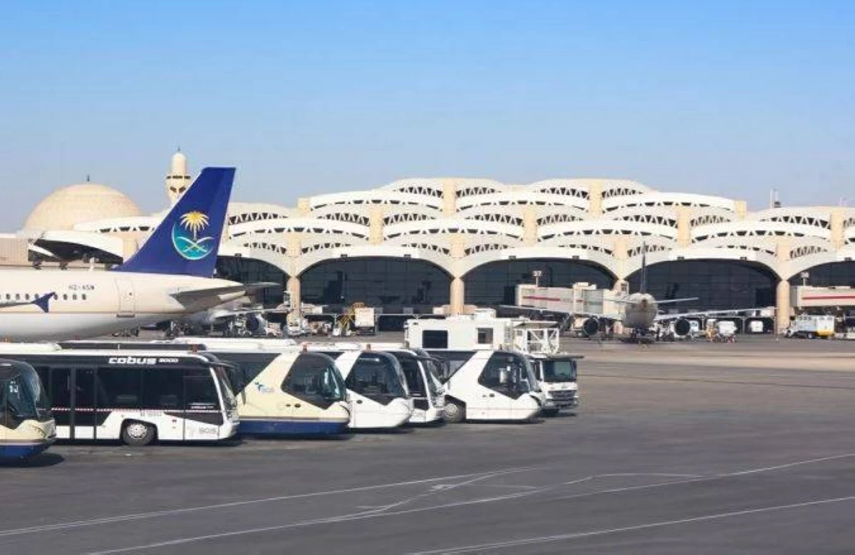 السعودية تُعيد فتح مطار الرياض جزئياً