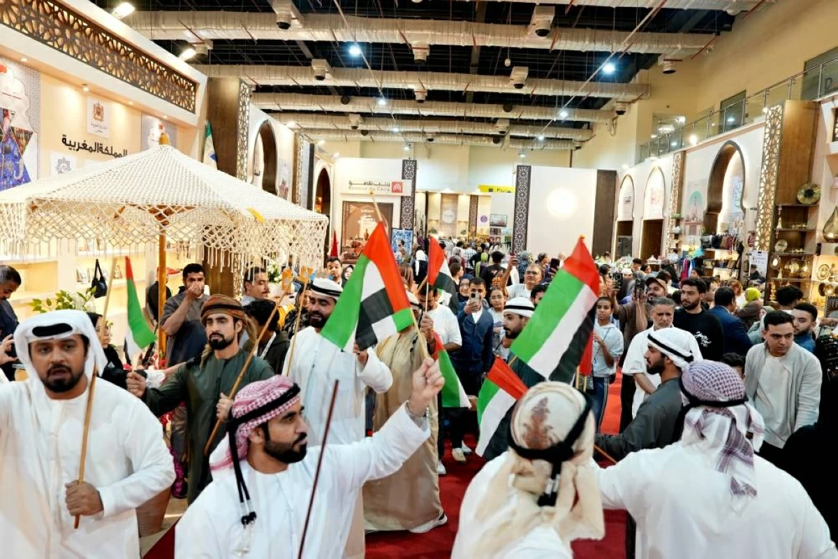 الفرقة تحمل أعلام الإمارات خلال ختام فعاليات المعرض