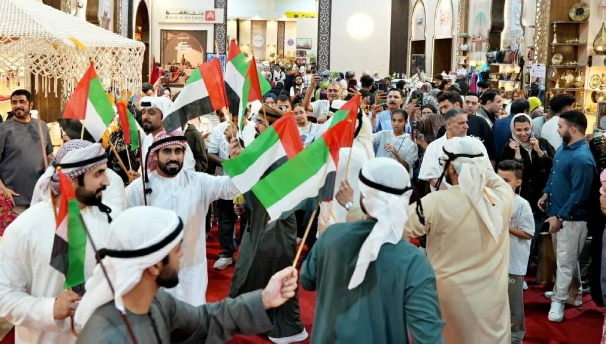 الفرقة تحمل أعلام الإمارات خلال ختام فعاليات المعرض