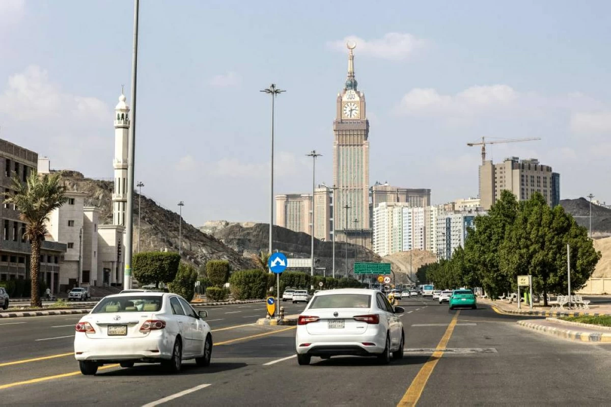 مركبات تسير على طريق في مكة المكرمة (أ ف ب)