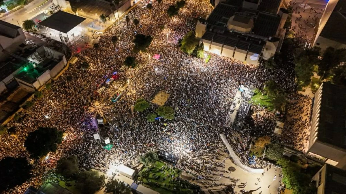 صورة التُقطت بطائرة مسيّرة لإسرائيليين يشاركون في تجمّع مناهض لنتنياهو في تل أبيب (رويترز)