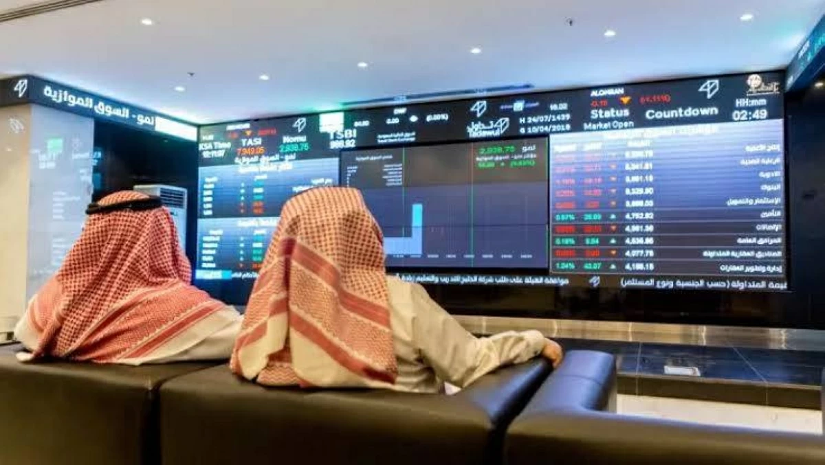 متعاملان في البورصة السعودية ( أرشيفية) 