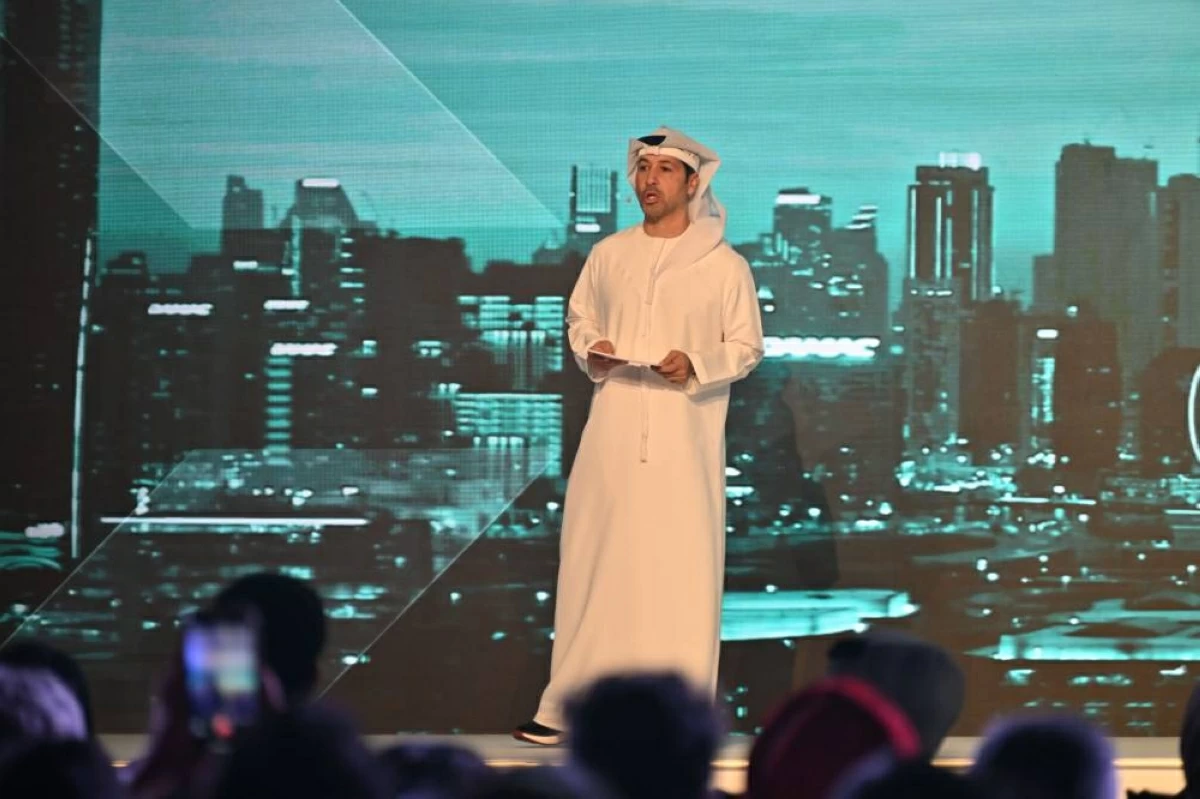 عارف أميري متحدثاً خلال المهرجان