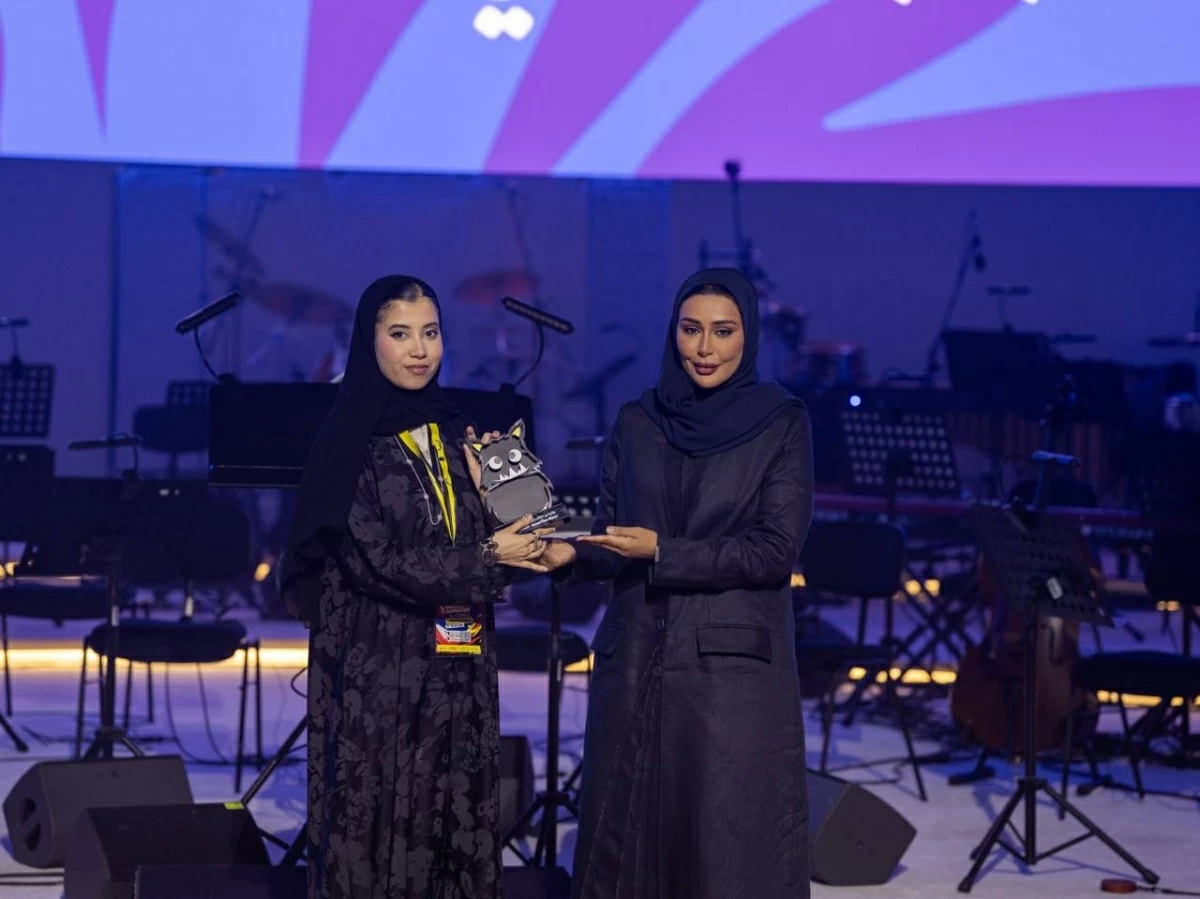 خولة المجيني وريم طلال الحميري ممثلة منشورات ينبع الكتاب
