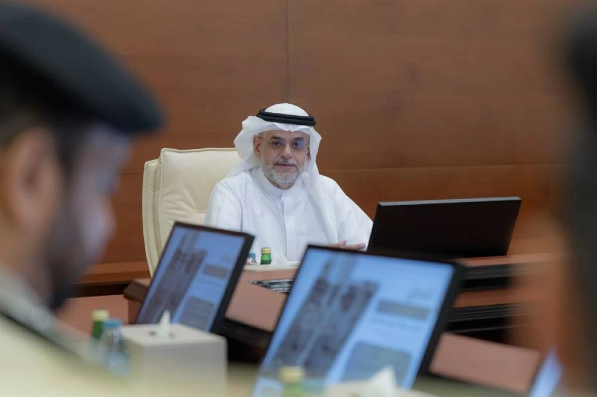 سلطان بن محمد يشيد بالتطور النوعي في أكاديمية العلوم الشرطية