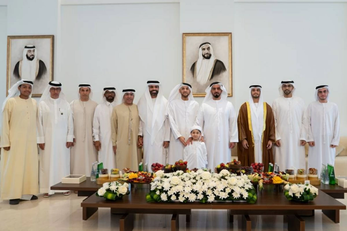 سيف بن زايد يحضر أفراح البدور والمهيري ويبارك للعروسين وذويهما