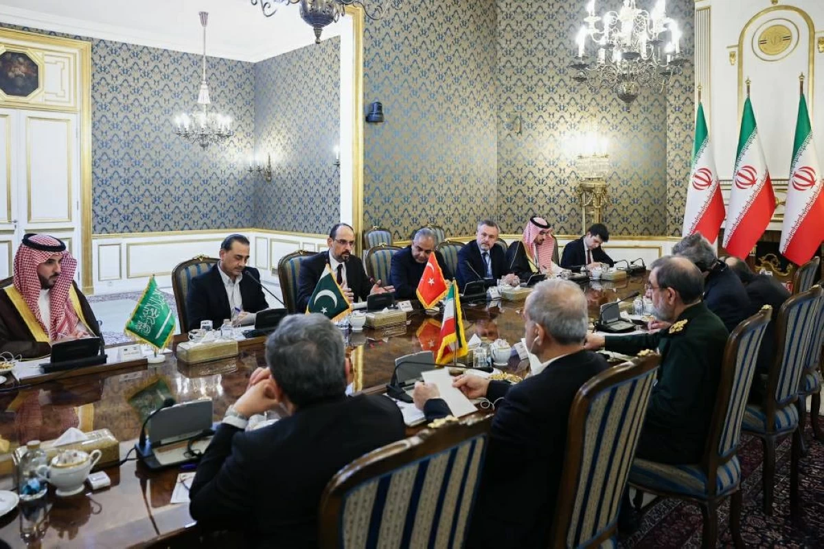وفود رفيعة المستوى من السعودية وباكستان وتركيا خلال لقائها الرئيس الإيراني (أ ب)