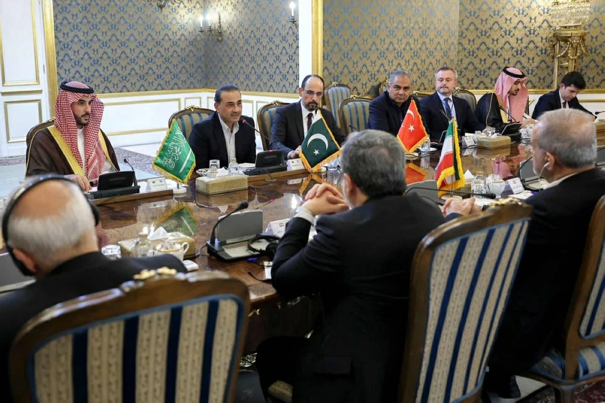 الرئيس الإيراني خلال لقائه وزير الدفاع السعودي ورئيس جهاز الاستخبارات التركي وقائد الجيش الباكستاني (أ فب )