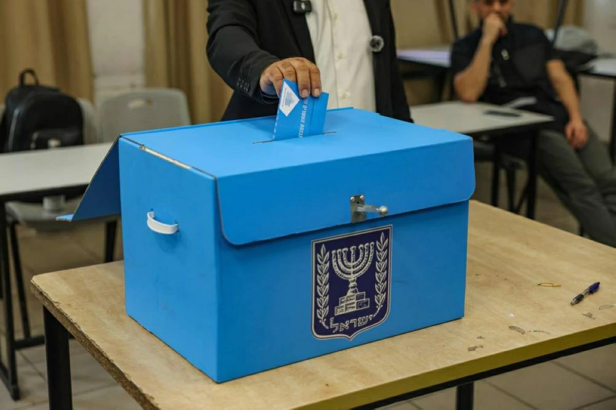 صناديق الاقتراع تُفتح في إسرائيل: معركة بقاء لنتنياهو