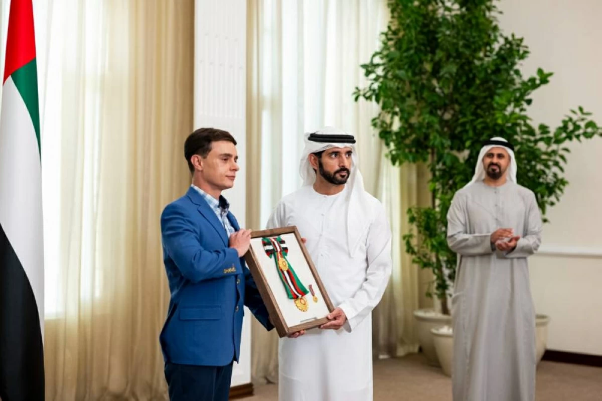 محمد بن زايد يمنح طاقم طائرة «فلاي دبي» وسام زايد الثاني..وحمدان بن محمد يقلد الأوسمة