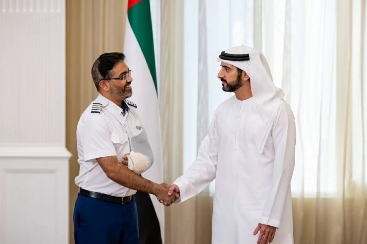 محمد بن زايد يمنح طاقم طائرة «فلاي دبي» وسام زايد الثاني..وحمدان بن محمد يقلد الأوسمة