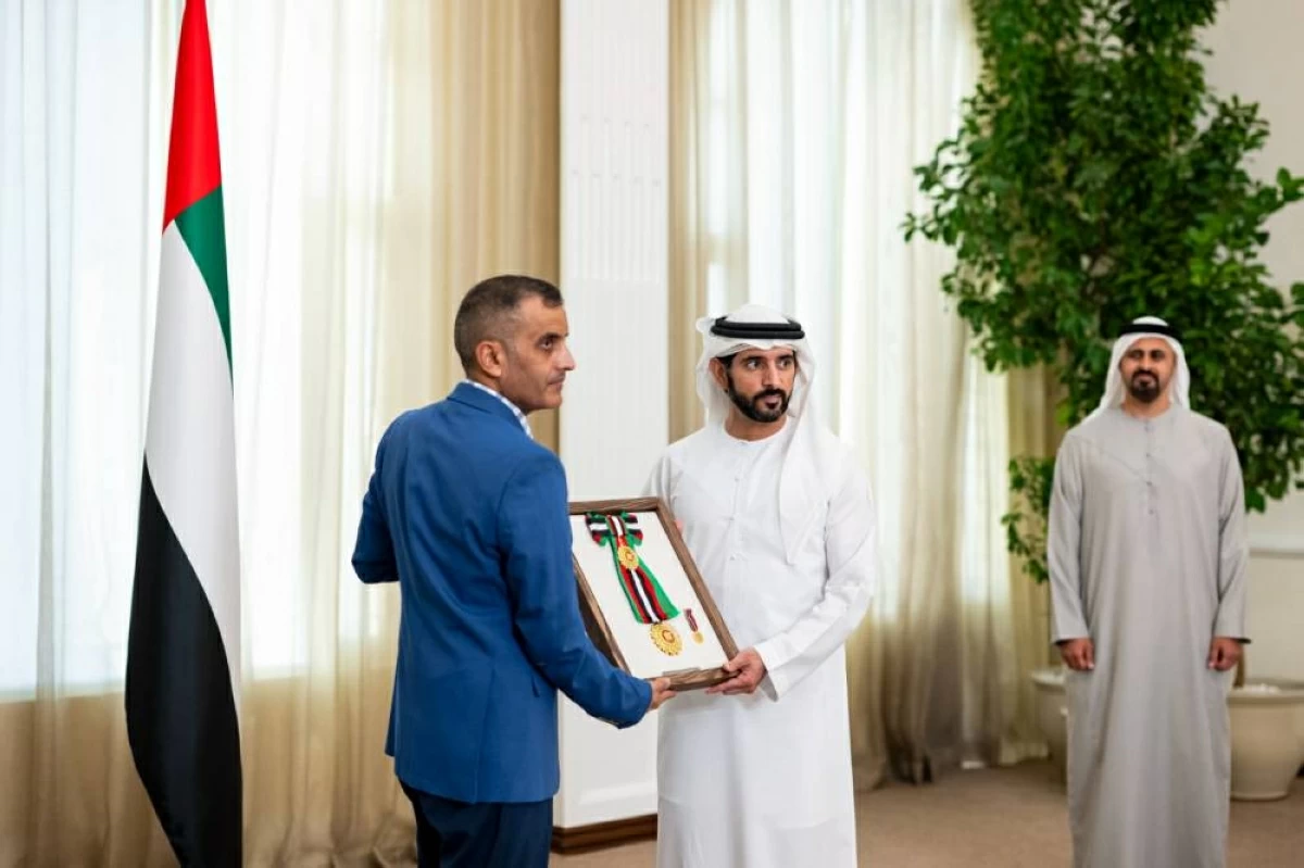 محمد بن زايد يمنح طاقم طائرة «فلاي دبي» وسام زايد الثاني..وحمدان بن محمد يقلد الأوسمة