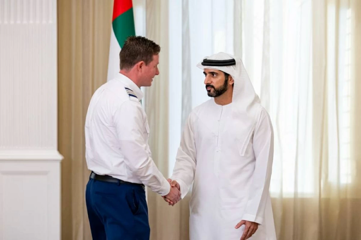 محمد بن زايد يمنح طاقم طائرة «فلاي دبي» وسام زايد الثاني..وحمدان بن محمد يقلد الأوسمة