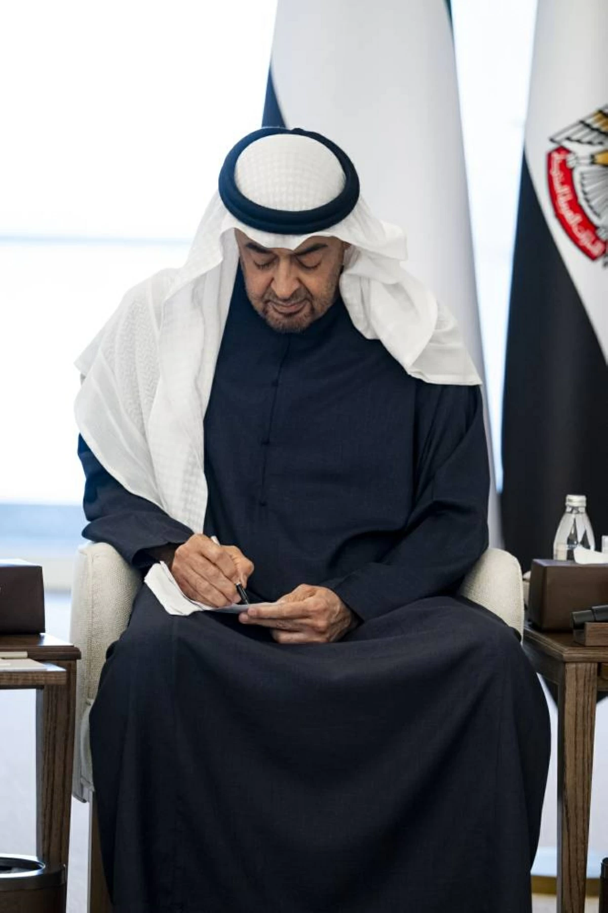 محمد بن زايد يستقبل الشيوخ وجموع المواطنين