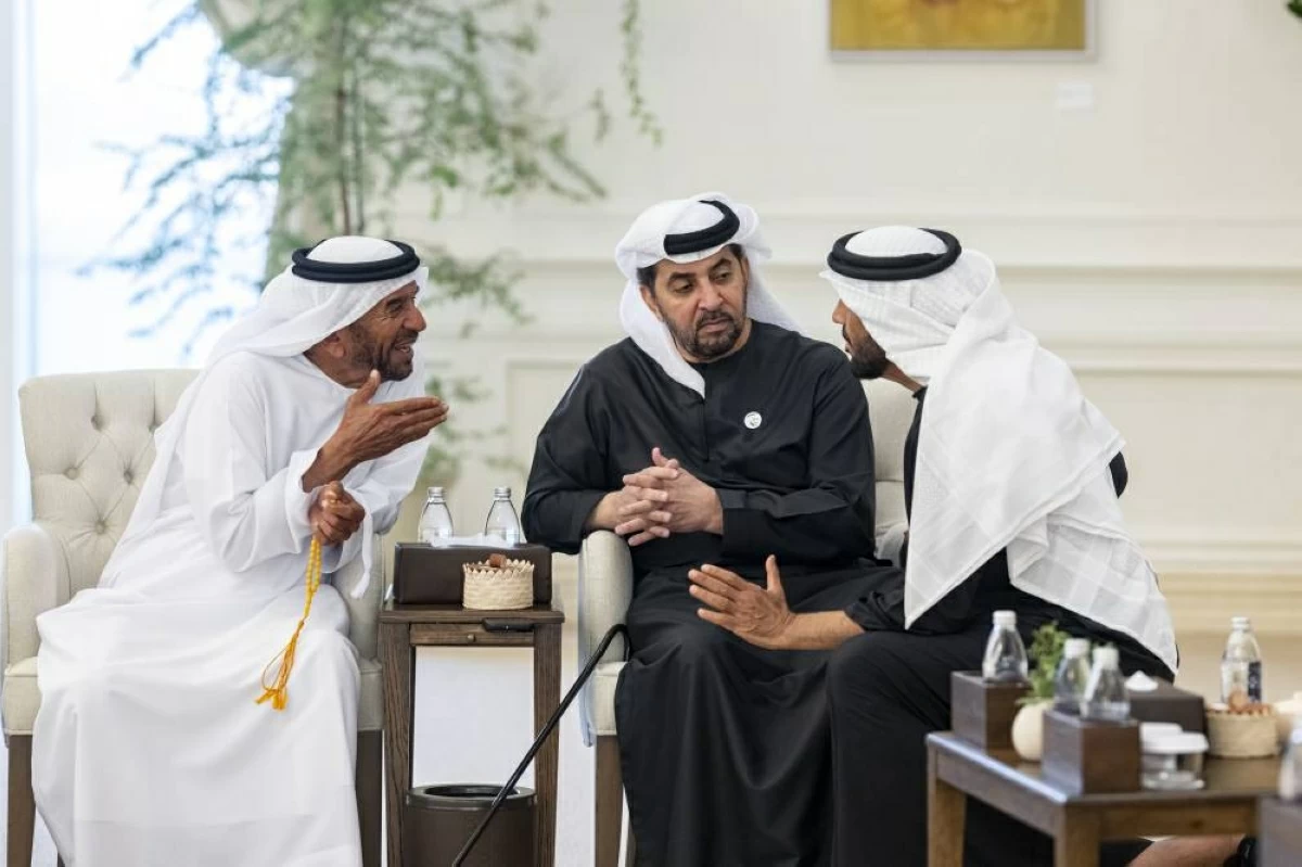 محمد بن زايد يستقبل الشيوخ وجموع المواطنين