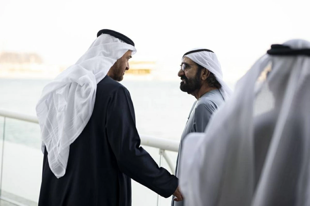 محمد بن زايد يستقبل الشيوخ وجموع المواطنين
