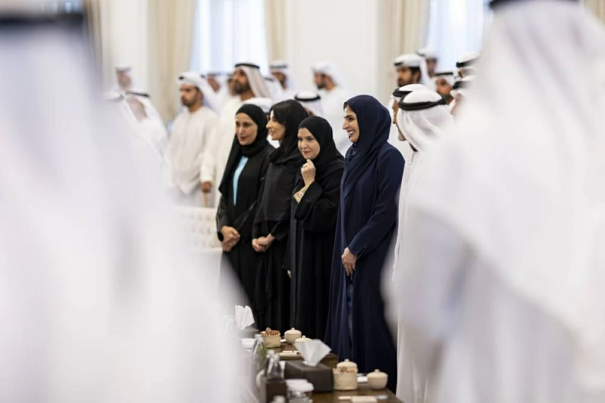 محمد بن زايد يستقبل الشيوخ وجموع المواطنين