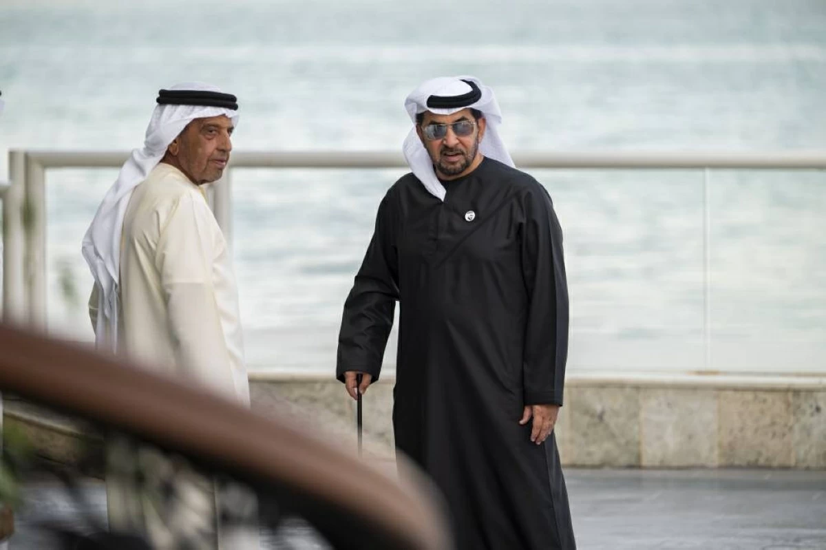 محمد بن زايد يستقبل الشيوخ وجموع المواطنين
