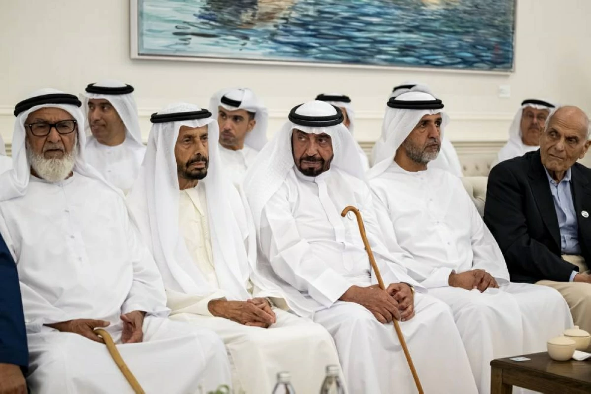محمد بن زايد يستقبل الشيوخ وجموع المواطنين