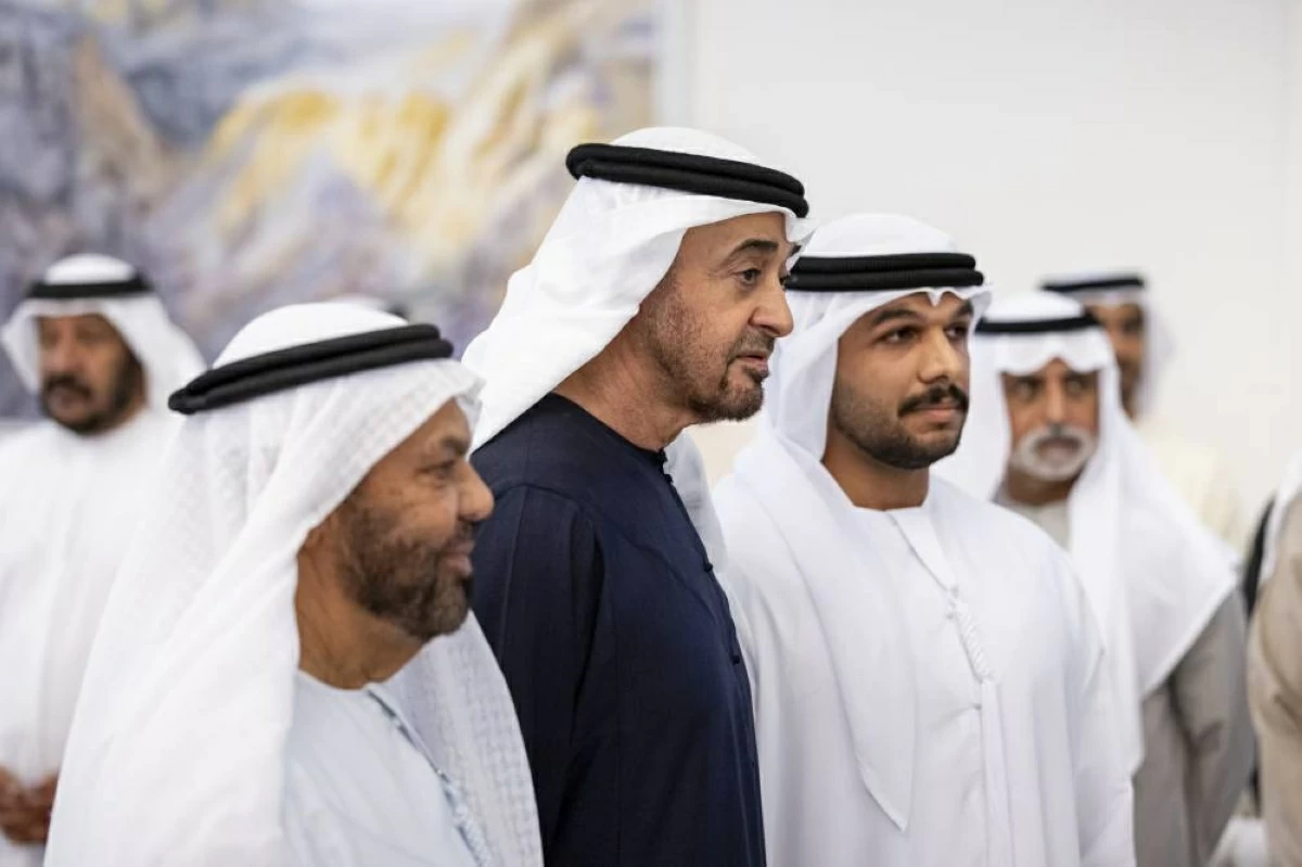 محمد بن زايد يستقبل الشيوخ وجموع المواطنين