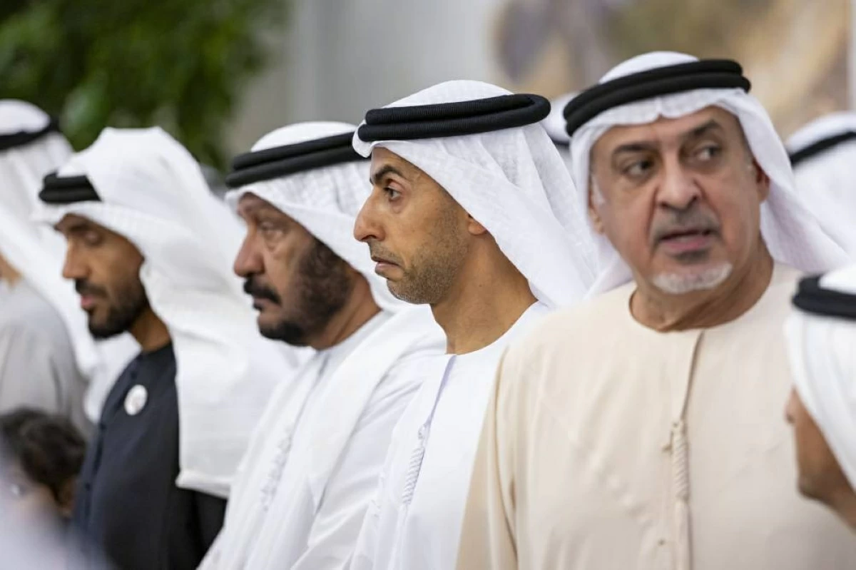 محمد بن زايد يستقبل الشيوخ وجموع المواطنين