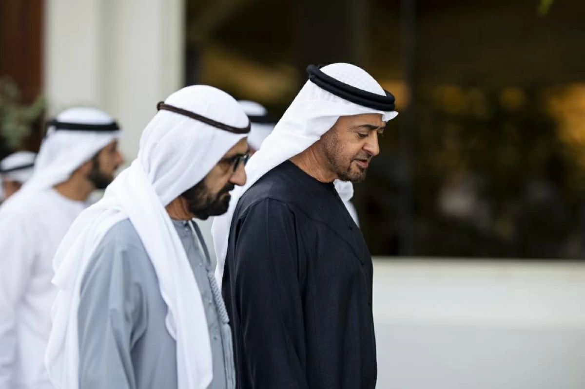 محمد بن زايد يستقبل الشيوخ وجموع المواطنين