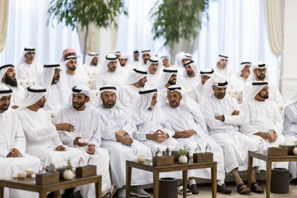 محمد بن زايد يستقبل الشيوخ وجموع المواطنين