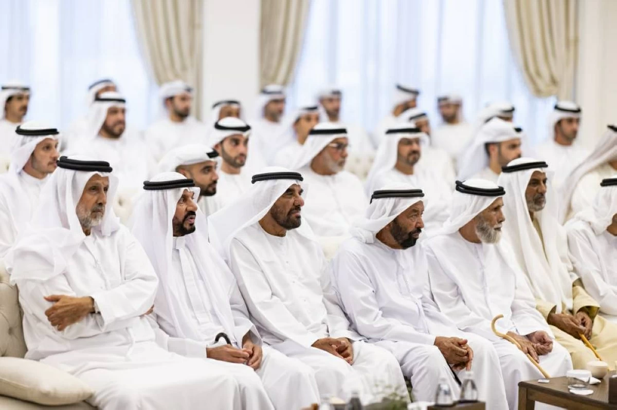 محمد بن زايد يستقبل الشيوخ وجموع المواطنين