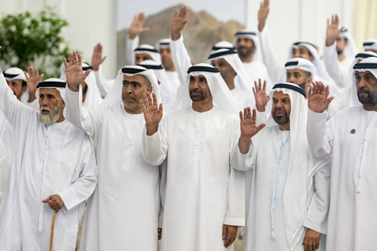 محمد بن زايد يستقبل الشيوخ وجموع المواطنين