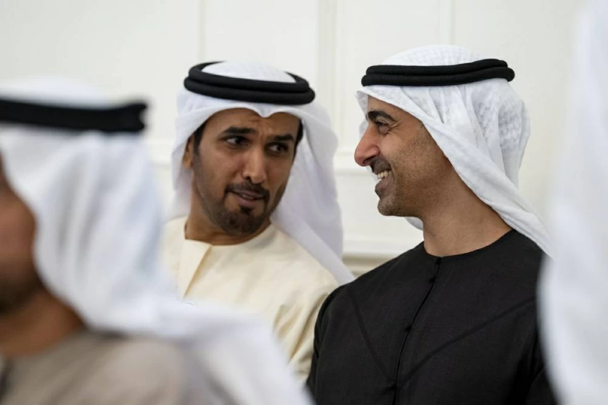 محمد بن زايد يستقبل الشيوخ وجموع المواطنين