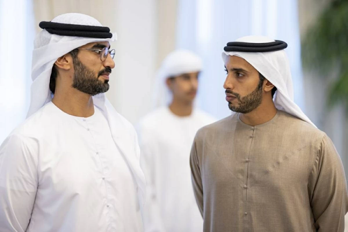 محمد بن زايد يستقبل الشيوخ وجموع المواطنين