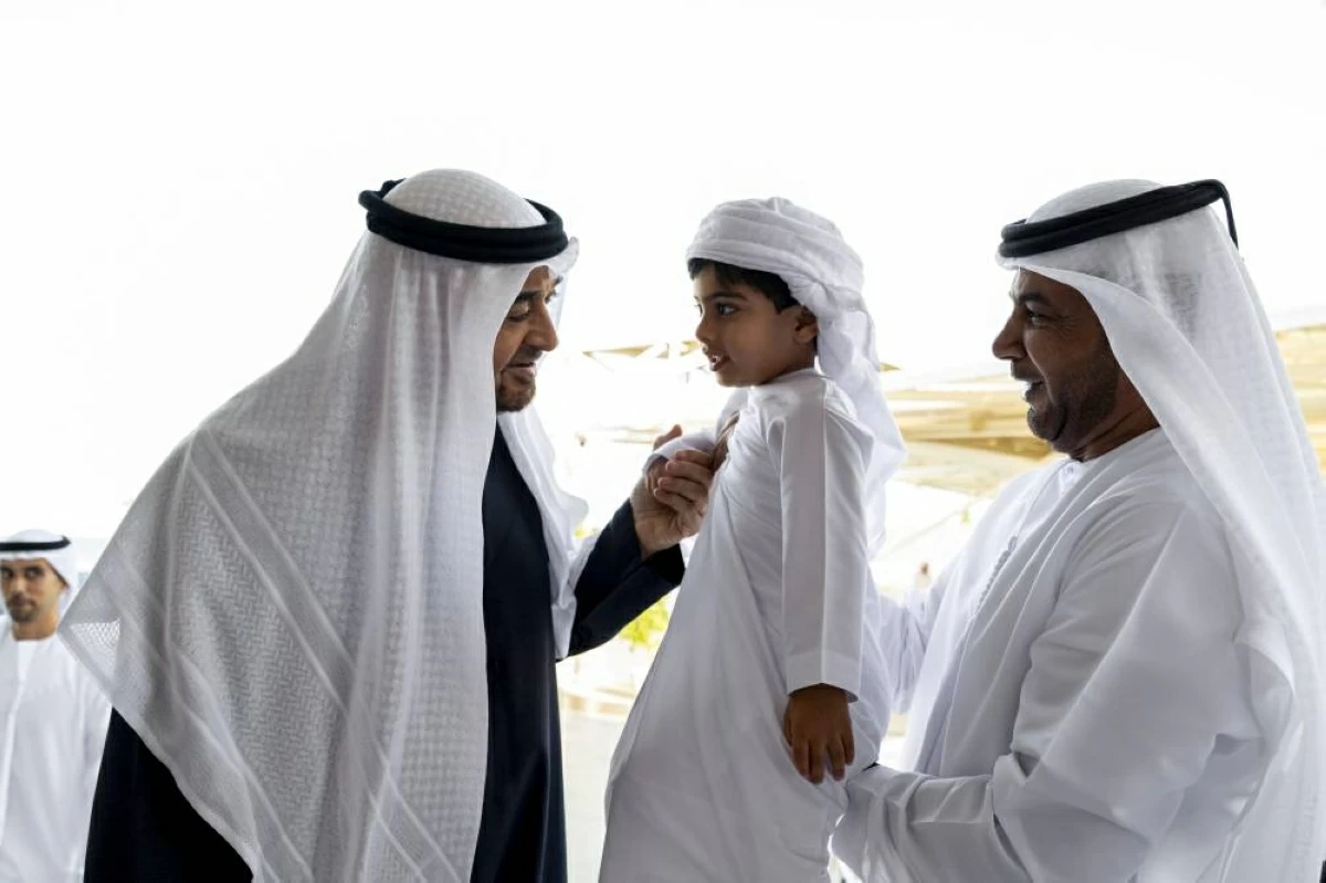 محمد بن زايد يستقبل الشيوخ وجموع المواطنين