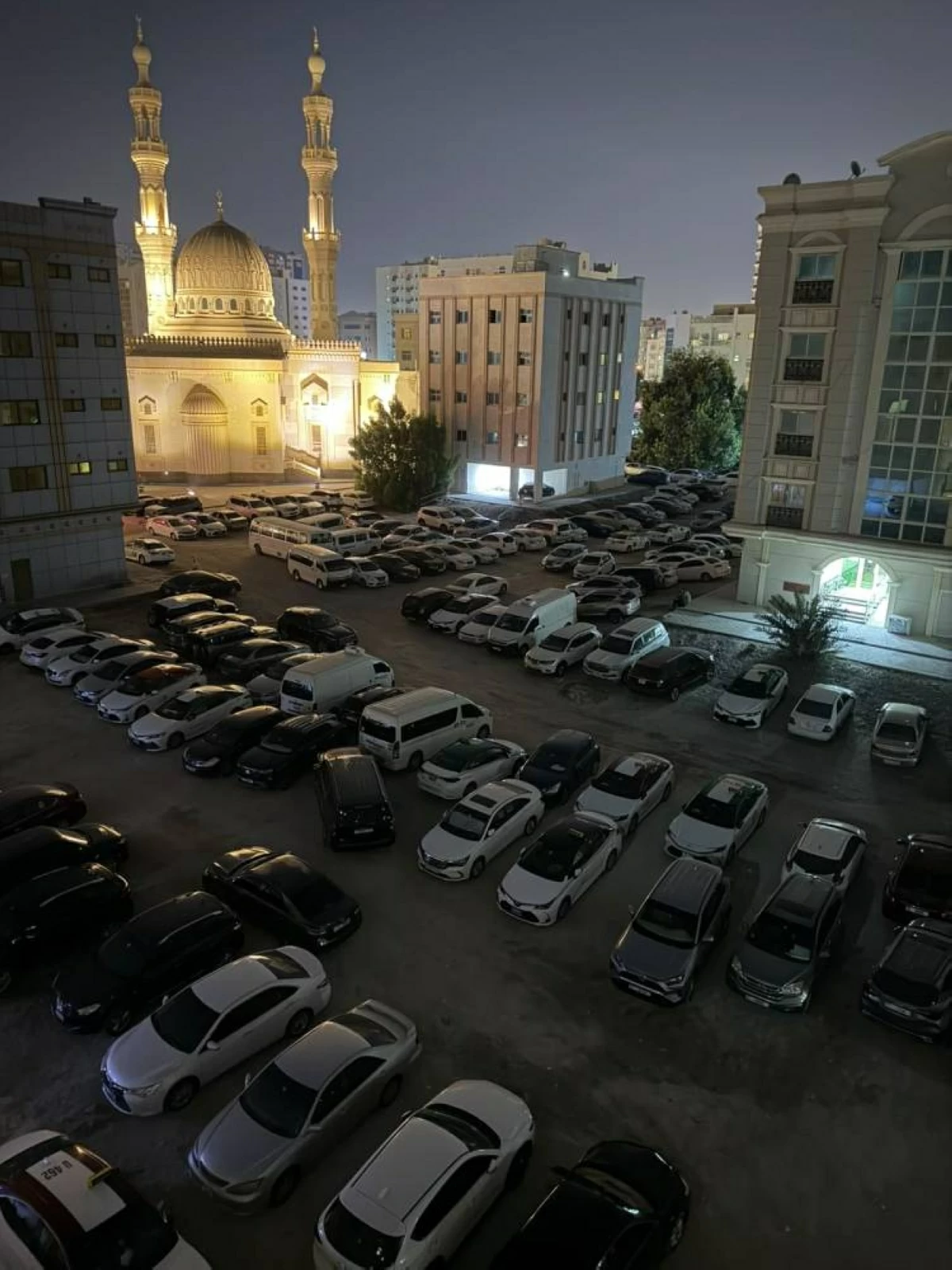 مطالبة بتنظيم الوقوف العشوائي للمركبات في القليعة