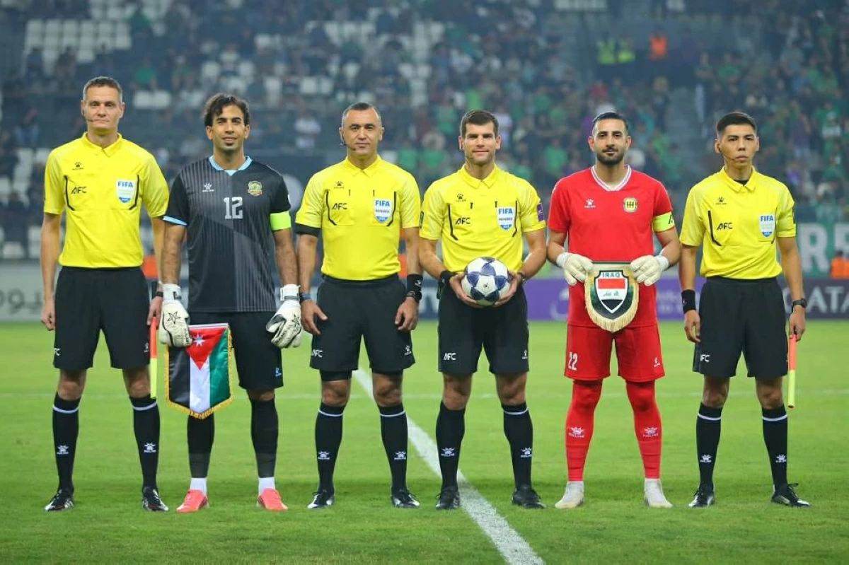 قائدا الفريقين مع الطاقم التحكيمي