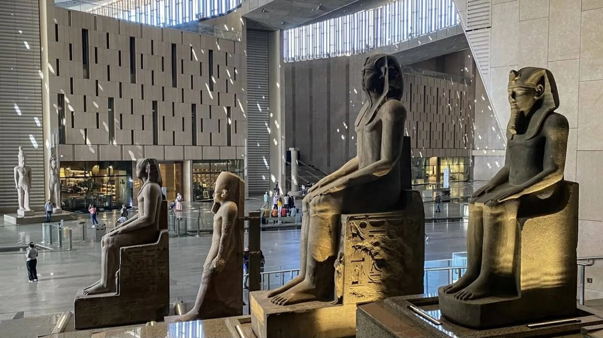 ذهبية وأخرى فضية..مصر تصدر نقوداً تذكارية لمرور عام على افتتاح المتحف الكبير