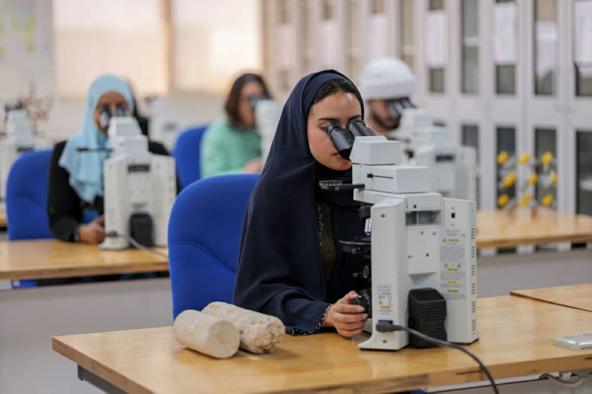 جامعة خليفة تطلق مبادرة «ميرا» لدعم المرأة علمياً