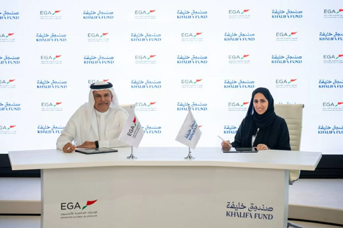 عبد الناصر بن كلبان وموزه الناصري خلال توقيع الاتفاقية