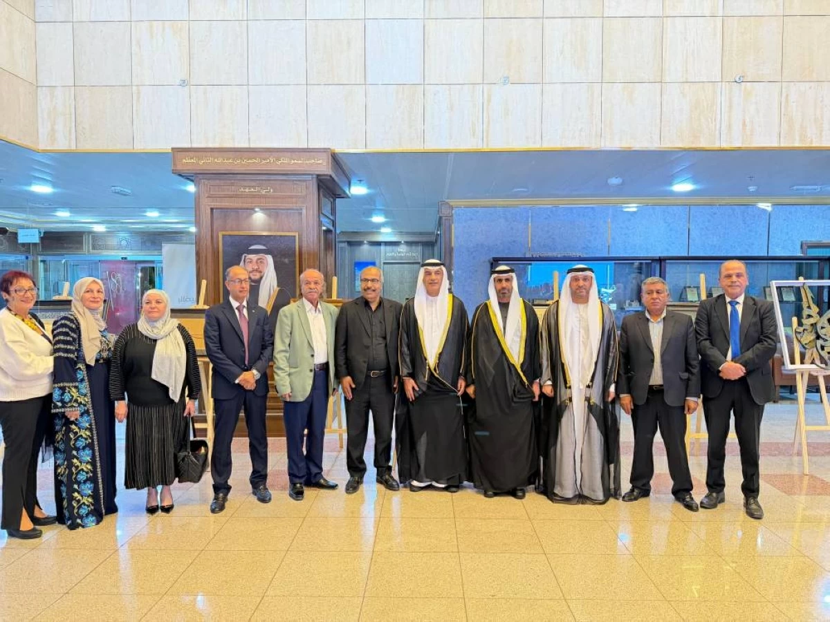 عبد الله العويس ومحمد القصير مع بعض المشاركين في المهرجان 