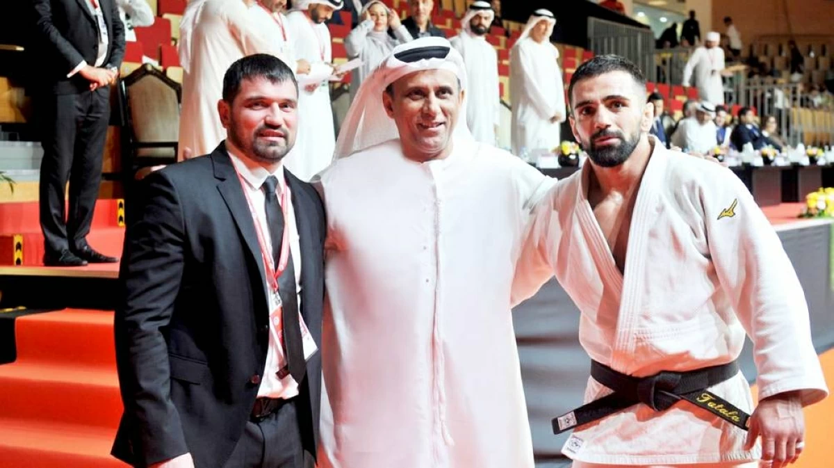 محمد بن ثعلوب يتوسط المدرب فيكتور واللاعب المعتزل شفيلي