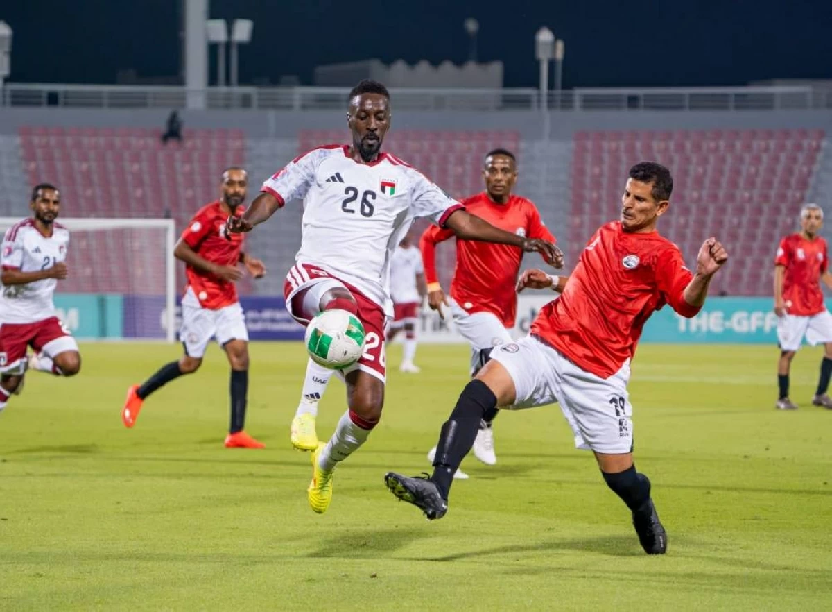 سالم خميس يسيطر على الكرة