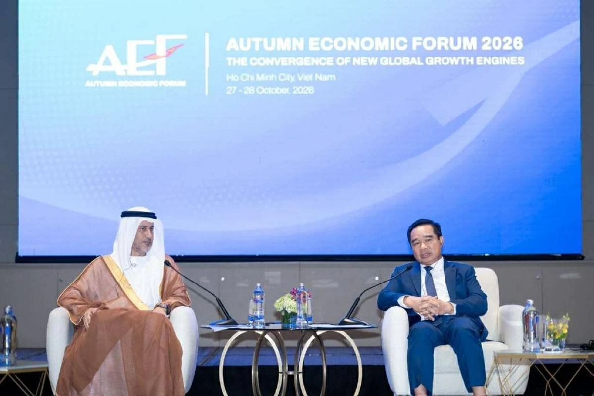 الهاجري خلال المباحثات مع الجانب الفيتنامي