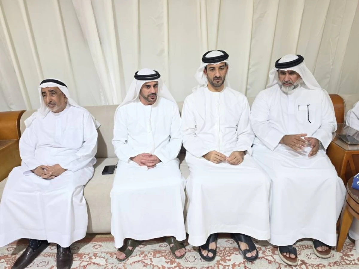 سلطان بن أحمد يعزي في وفاة سيف محمد الدح