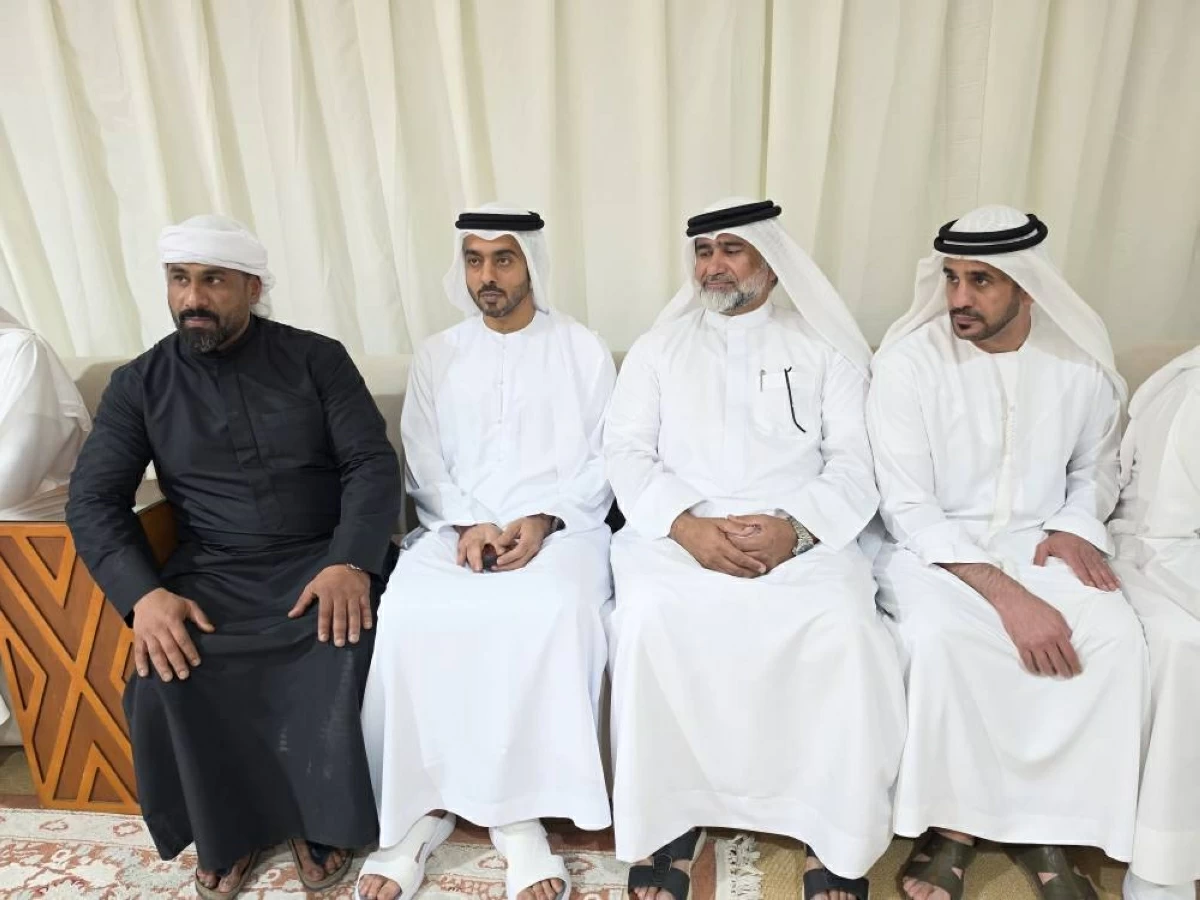 سلطان بن أحمد يعزي في وفاة سيف محمد الدح