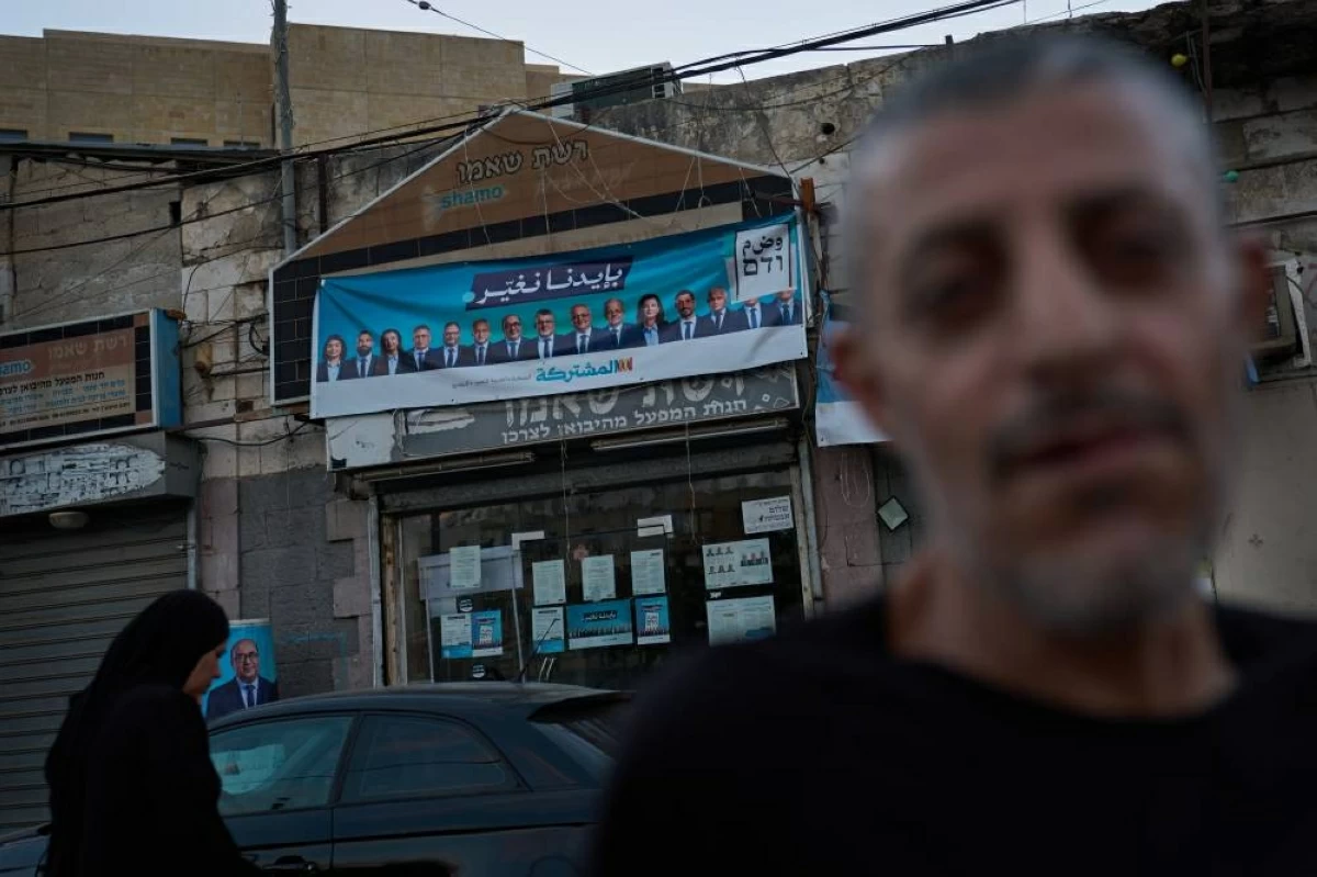 (ا ب)  لافتة تابعة لـ 