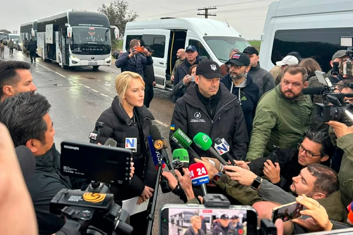 مسؤولون روس وأوكرانيون يتحدثون للصحفيين قبل توجههما إلى أوليشكي لإجلاء السكان المحليين (أ ب)