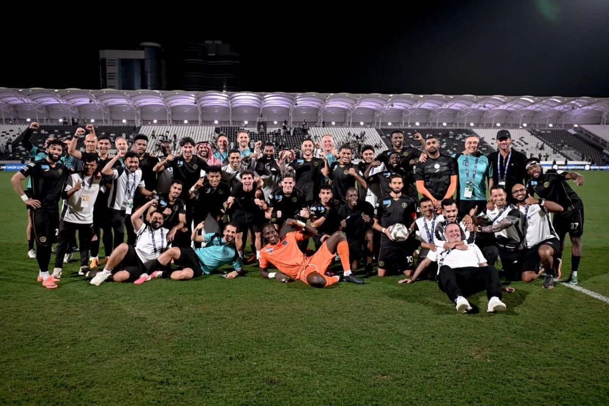  فرحة لاعبي الشباب بالفوز الكبير