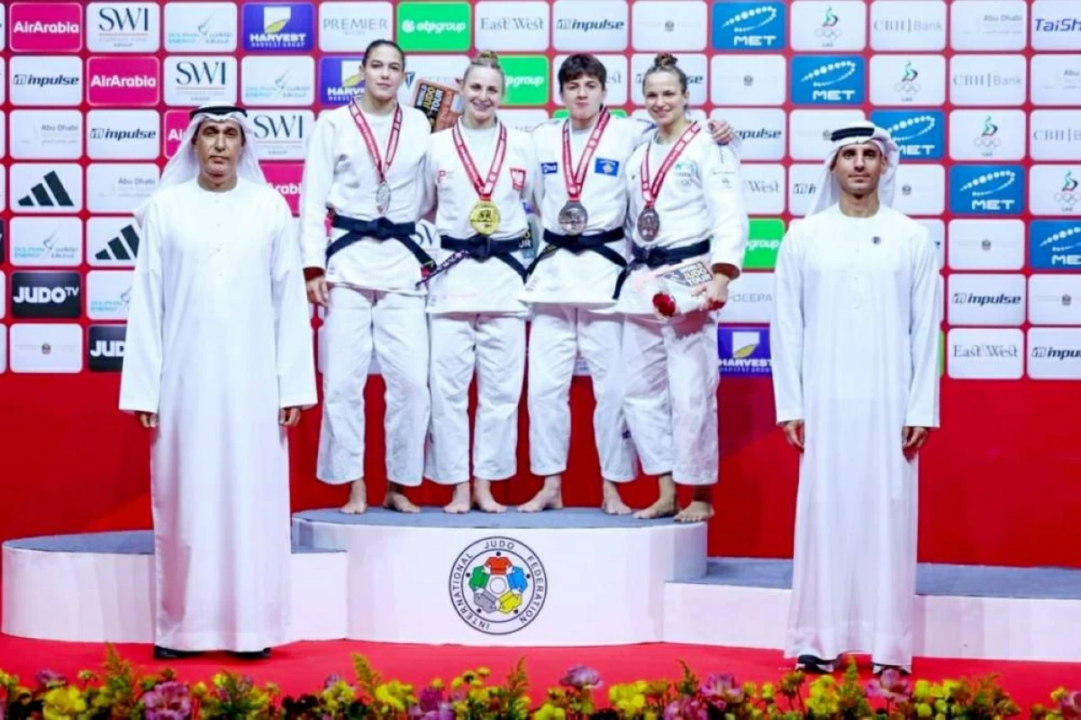 جبر السويدي يتوج بطلات أحد الأوزان يرافقه سلطان الكتبي