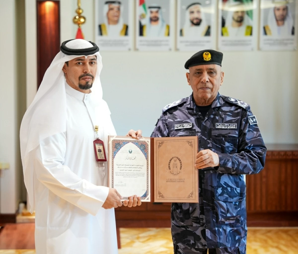 علي بن علوان يهدي شهادة تقدير للبطل فيصل الغيص